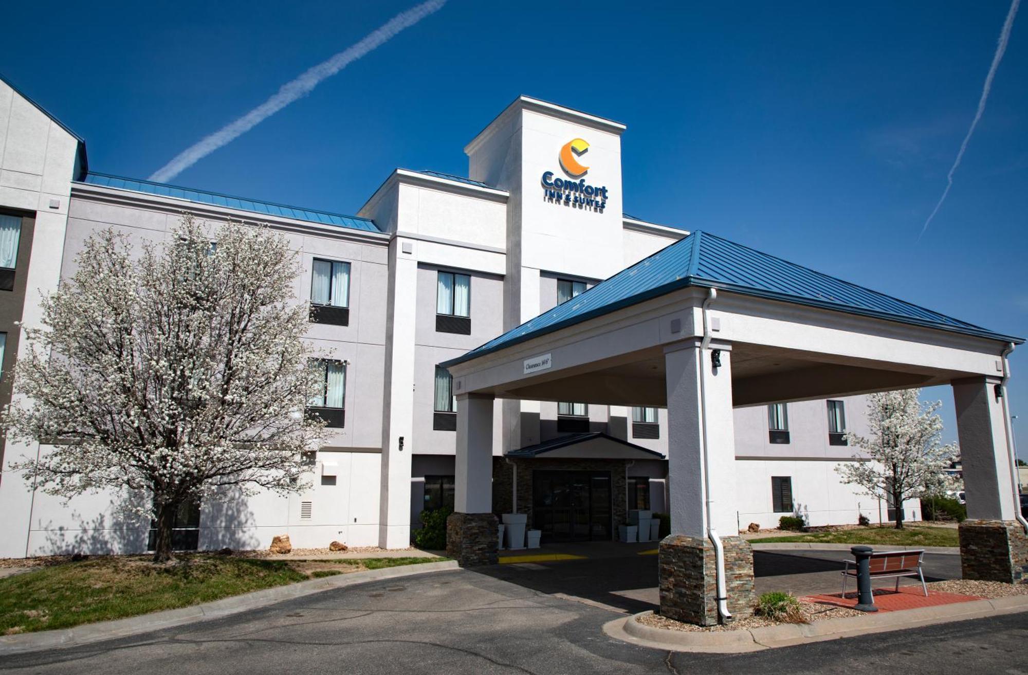 Comfort Inn & Suites Hutchinson Exterior foto